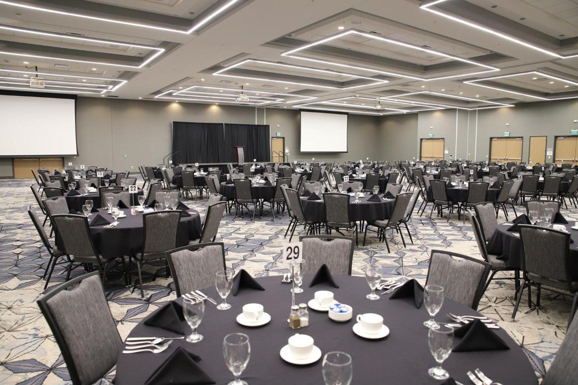 Holiday Inn & Suites Cedar Falls-Waterloo Event Ctr By Ihg Екстериор снимка