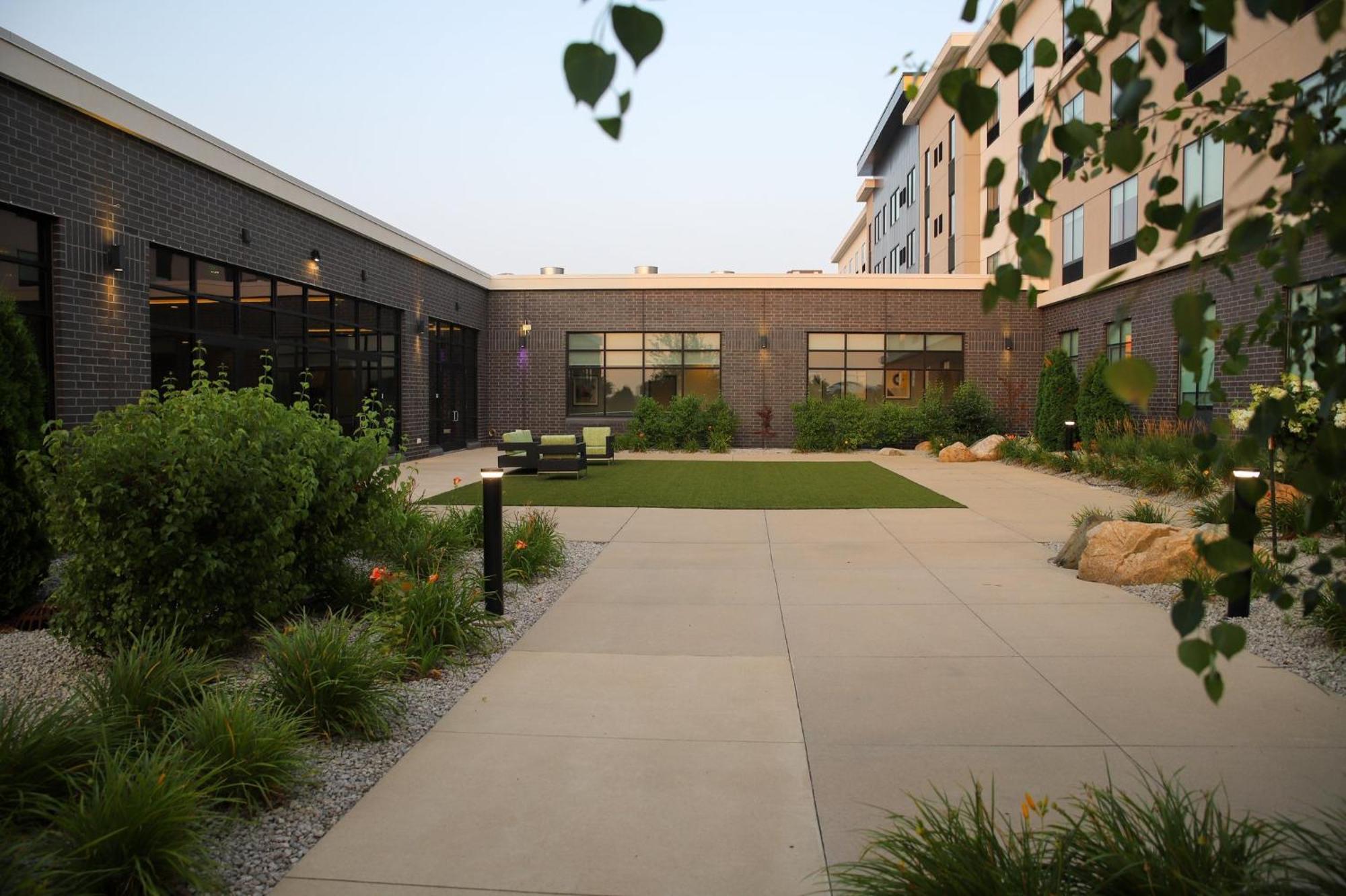 Holiday Inn & Suites Cedar Falls-Waterloo Event Ctr By Ihg Екстериор снимка