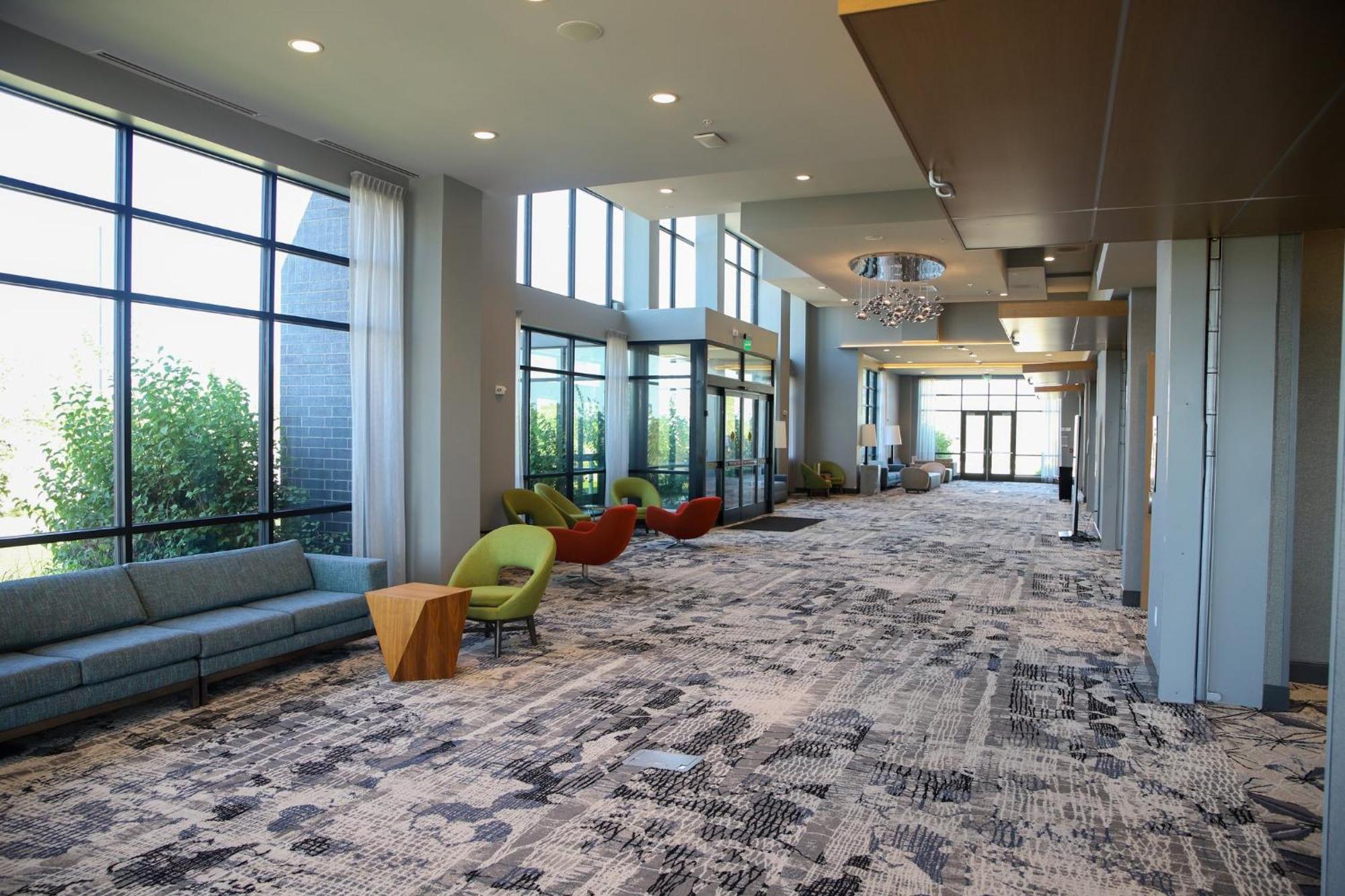 Holiday Inn & Suites Cedar Falls-Waterloo Event Ctr By Ihg Екстериор снимка