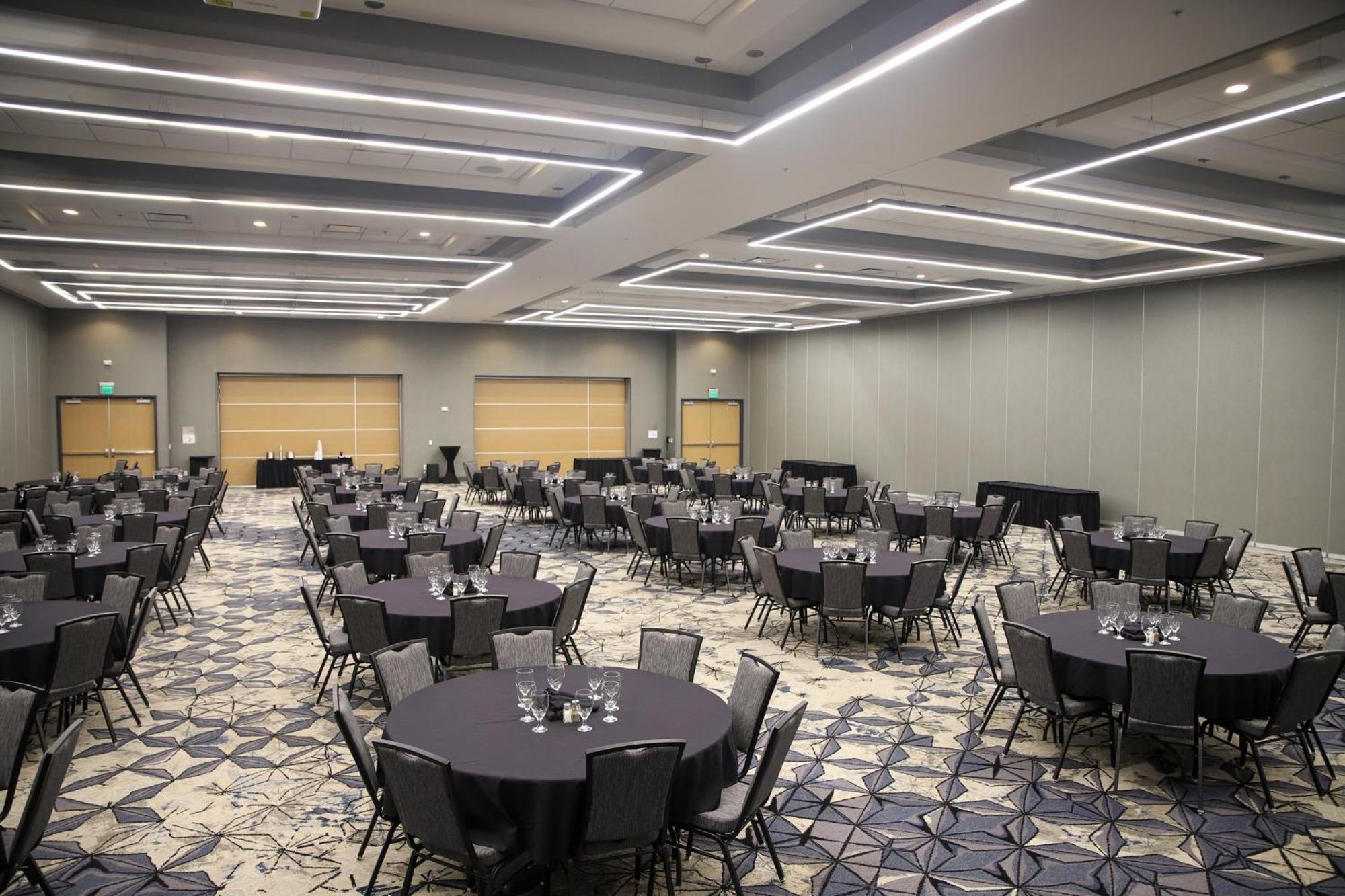 Holiday Inn & Suites Cedar Falls-Waterloo Event Ctr By Ihg Екстериор снимка