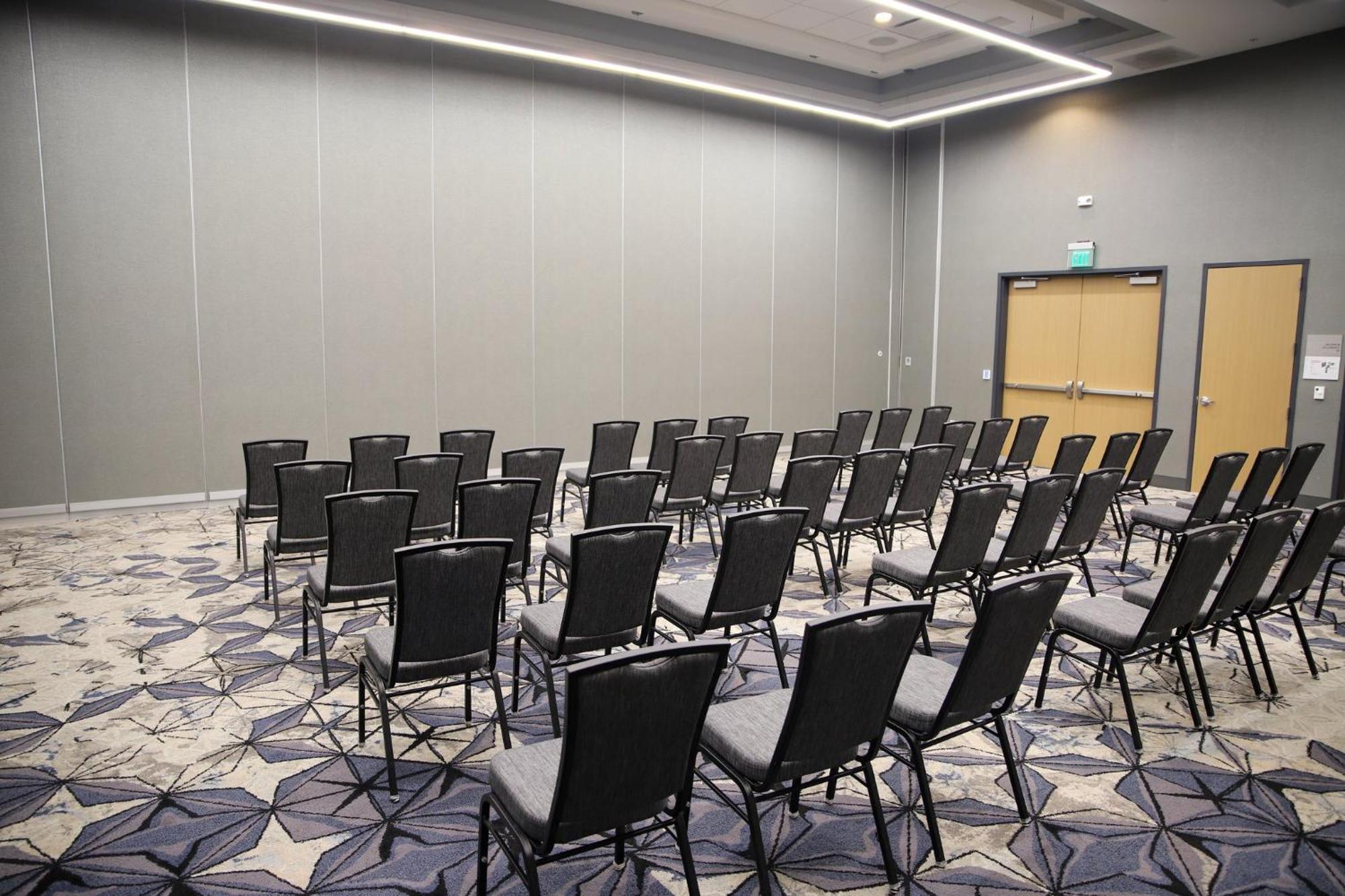 Holiday Inn & Suites Cedar Falls-Waterloo Event Ctr By Ihg Екстериор снимка